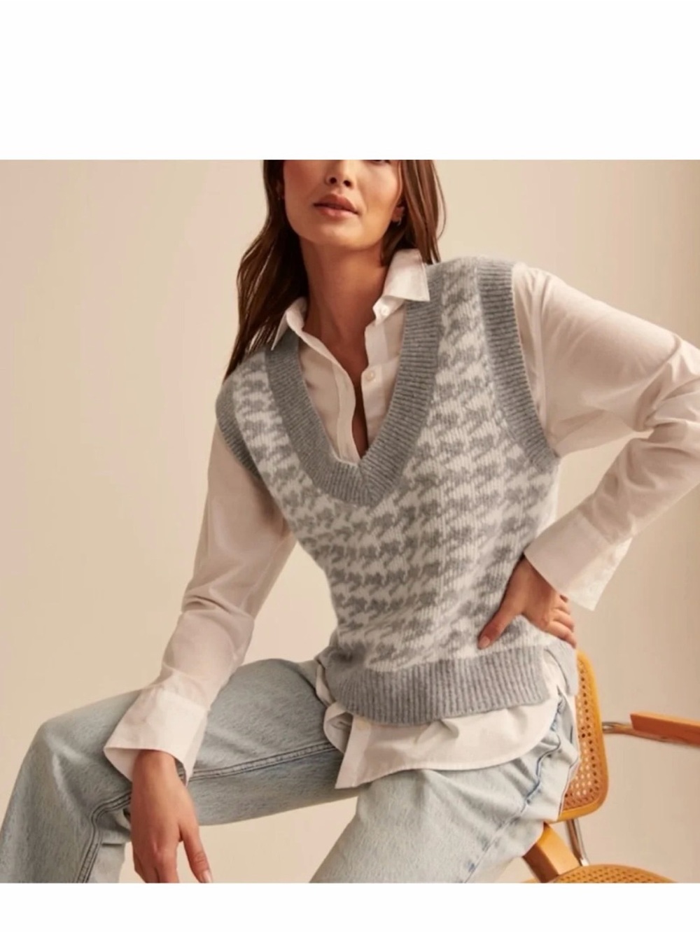 Abercrombie & Fitch Light Gray and White Houndstooth V-Neck Sweater Vest - Picture 6 of 8